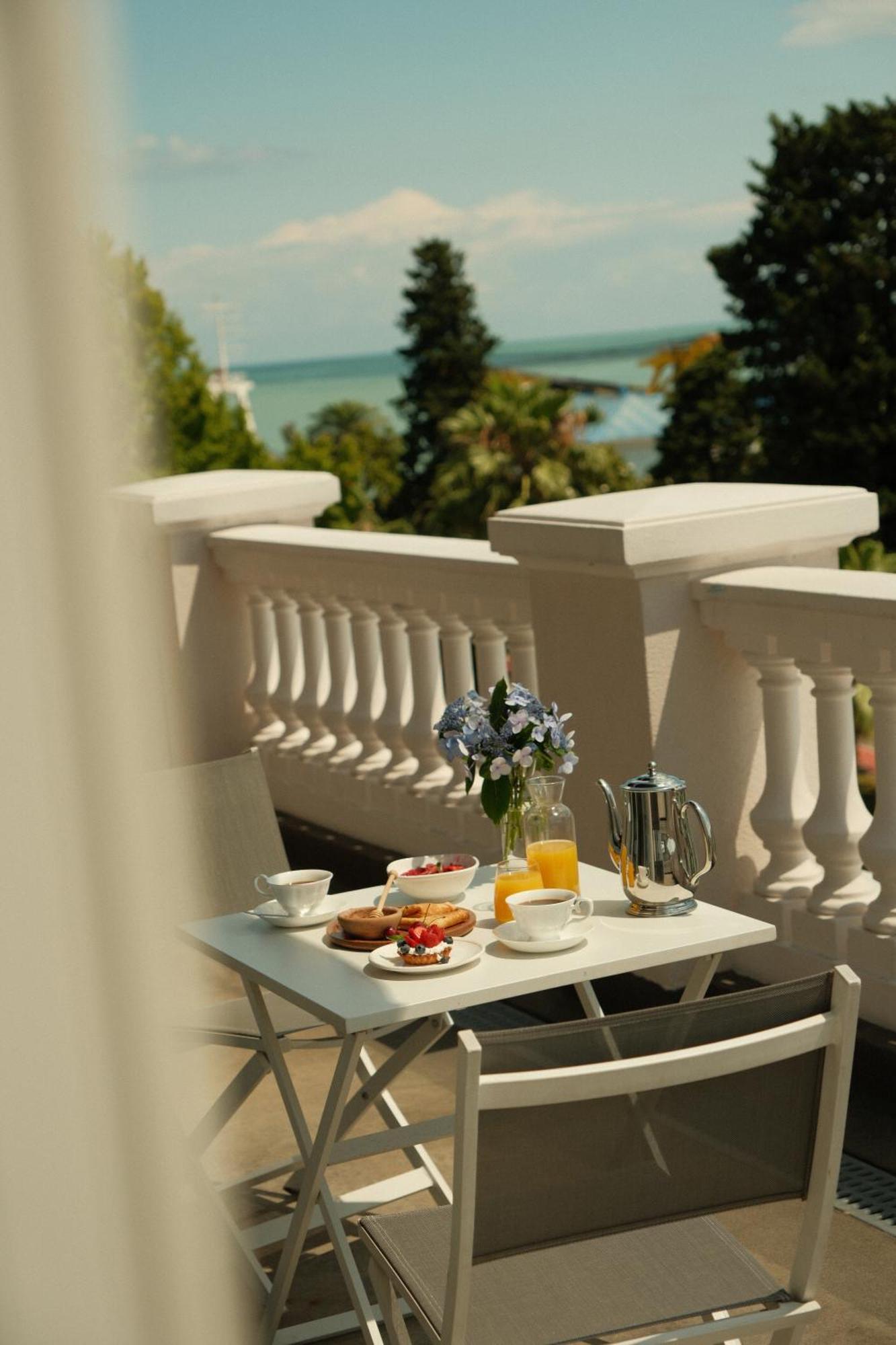Le Port Boutique Apart Hotel Batoemi Buitenkant foto