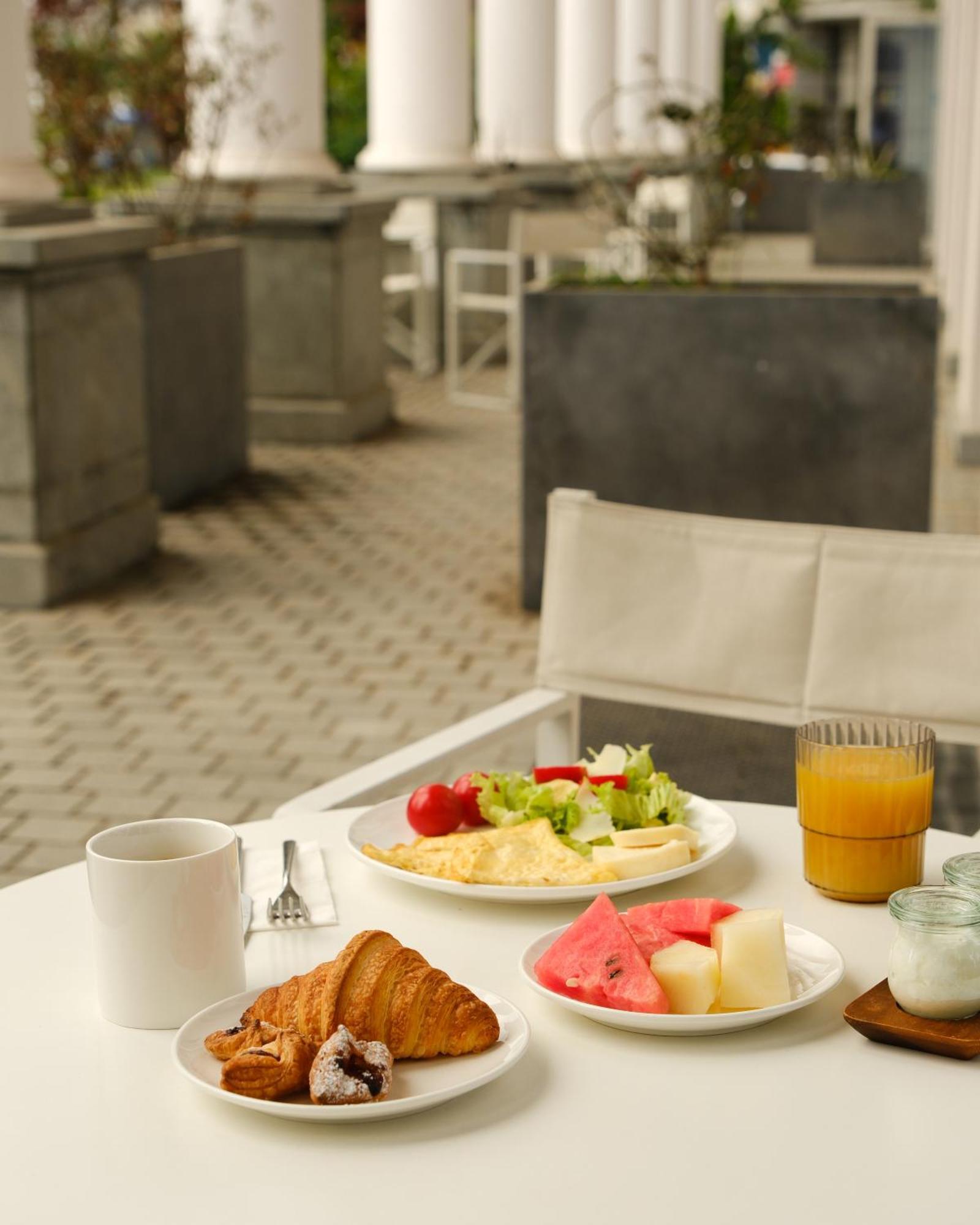 Le Port Boutique Apart Hotel Batoemi Buitenkant foto